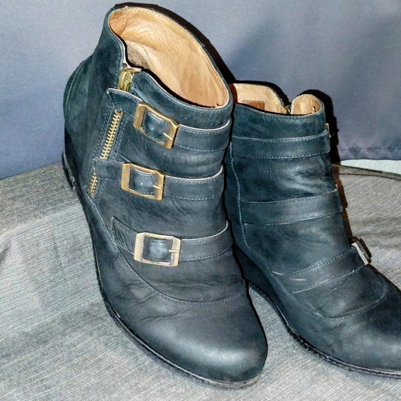 ERIC MICHAEL "LENA" BLACK LEATHER WEDGE ANKLE BOOTS W/ BUCKLE ACCENTS ~ SIZE 39 - Picture 9 of 13